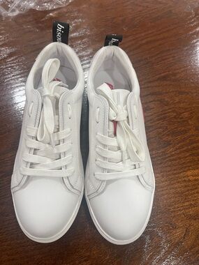 Women's White Low-Top Sneakers with Pink Accent
